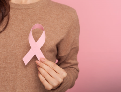 World Cancer Day पर जानिए स्तन कैंसर के कारण, लक्षण और उपाय